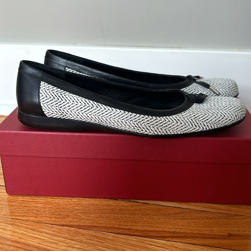 Authentic Salvatore Ferragamo flats, size 39 (8.5). Excellent used condition. - Picture 4 of 4